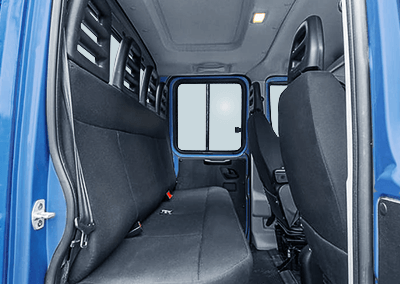 Второй ряд пассажирских сидений автомобиля IVECO Daily с двойной кабиной